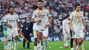Kylian Mbappé y jugadores del Real Madrid tras recibir la medalla de segundo lugar en la Supercopa de España 2026.