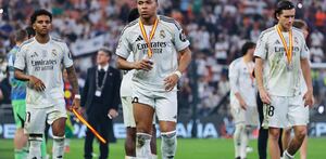 Kylian Mbappé y jugadores del Real Madrid tras recibir la medalla de segundo lugar en la Supercopa de España 2026.