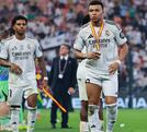 Kylian Mbappé y jugadores del Real Madrid tras recibir la medalla de segundo lugar en la Supercopa de España 2026.