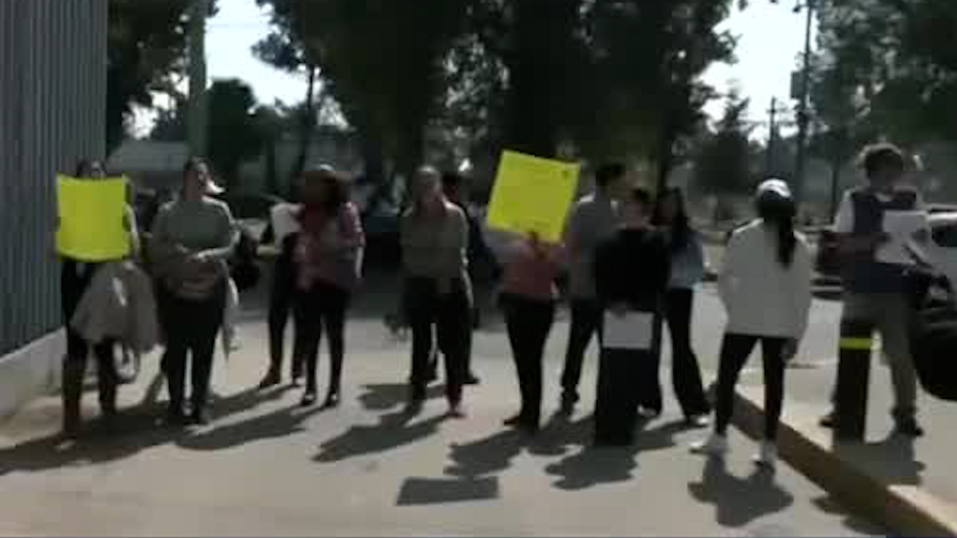 Activistas y vecinos de la Gustavo A. Madero bloquearon los accesos peatonales y vehiculares del deportivo Hermanos Galeana por temor de las autoridades.