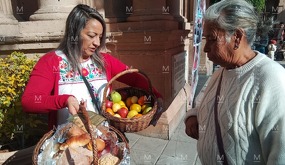 Familias enteras, adultos mayores y niños recorren el atrio del santuario vestidos con tilma, huaraches, rebozos y trajes típicos.