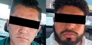 Dos retratos de hombres con los ojos cubiertos por barras negras, sentados dentro de un vehículo, como parte de un registro de detención.