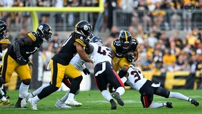 Texans vs Steelers durante un partido en el Acrisure Stadium.