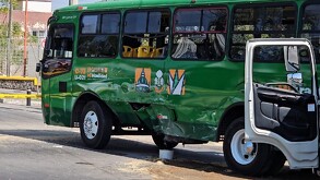 Un camión de transporte público verde de la ruta 