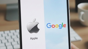 logotipos de apple y google en la pantalla de un celular