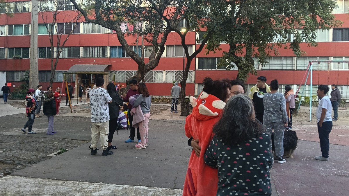 Capitalinos bajando tras temblor.