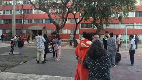 Capitalinos bajando tras temblor.