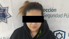 Mujer detenida luego de que fuera acusada por su esposo de haberlo golpeado y a su suegra.