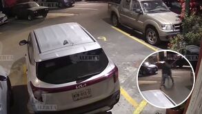 Hombre golpeando a presunto ladrón en unidad habitacional de Cuautitlán Izcalli, Edomex