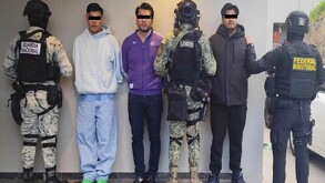 Tres hombres detenidos, con los ojos cubiertos por barras negras, son custodiados por elementos de la Guardia Nacional, el Ejército y la Policía Federal Ministe