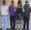 Tres hombres detenidos, con los ojos cubiertos por barras negras, son custodiados por elementos de la Guardia Nacional, el Ejército y la Policía Federal Ministe