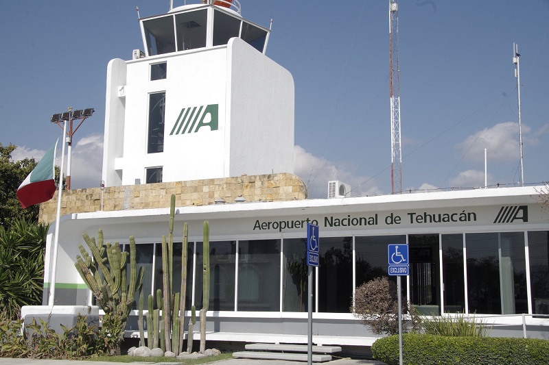 Fotografía de la fachada del Aeropuerto de Tehuacán, en Puebla.