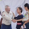 Claudia Sheinbaum y Alfredo Ramírez Bedolla se saludan cordialmente con un apretón de manos durante un evento oficial del 