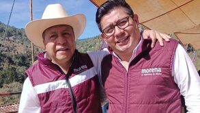 Dos hombres con chaleco de Morena posan para una fotografía en Veracruz