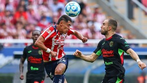 Santiago Sandoval disputando un balón contra Alejandro Mayorga en el Chivas vs Juárez del Apertura 2025.