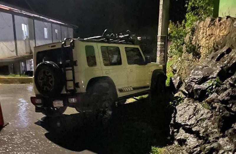 Camioneta de color amarillo estampada contra un poste en Zongolica, Veracruz.