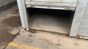 Cortina de seguridad de un comercio del Centro de Torreón que fue dañada durante un intento de robo.