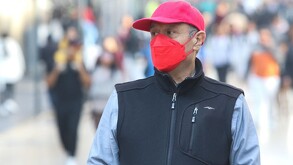 Hombre usando cubrebocas durante contingencia ambiental en la Ciudad de México.