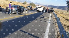 Se observan dos autos chocados, y un hombre afuera de un carro.
