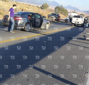 Se observan dos autos chocados, y un hombre afuera de un carro.