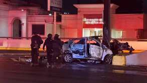 Auto incendiado en avenida Garza Sada en Monterrey.