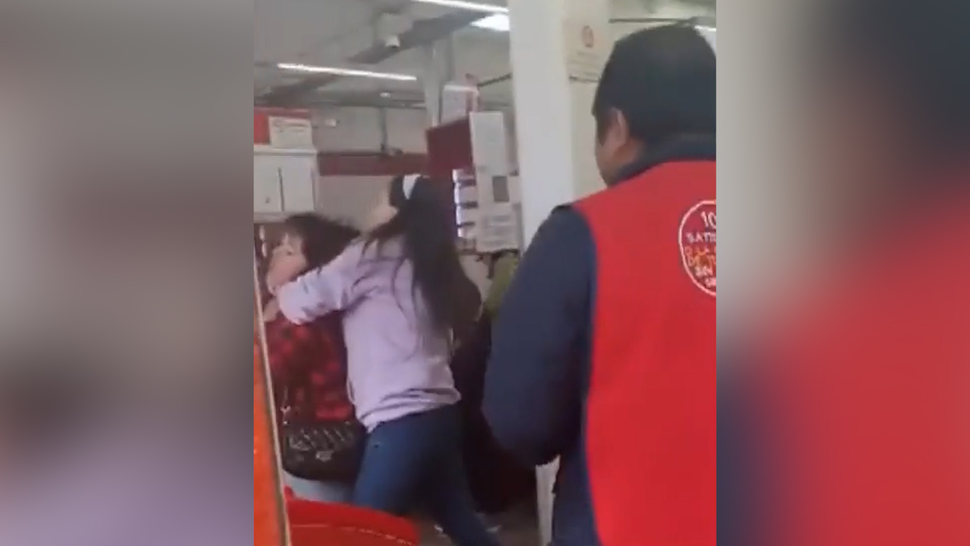 Violencia en la colonia San Miguel Ajusco, Tlalpan: una empleada de tienda de conveniencia sacó a golpes a una mujer tras un presunto robo.