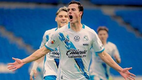 Jugador del Club Puebla festeja luego de meter un gol.