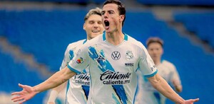 Jugador del Club Puebla festeja luego de meter un gol.