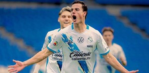 Jugador del Club Puebla festeja luego de meter un gol.