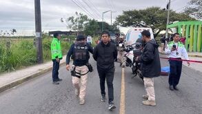 El joven conductor de la motocicleta fue detenido. La Fiscalía investiga si hubo exceso de velocidad y cruce imprudente.