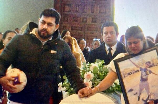 Padres de Gabriel Alonso acompañando el ataud de su hijo durante la misa de cuerpo presente.