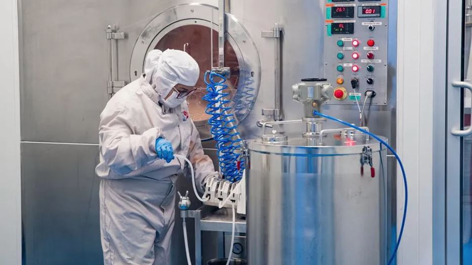 Felipe 'N' es buscado por desvió de recursos en Laboratorios Collins por cerca de 20 millones de pesos.