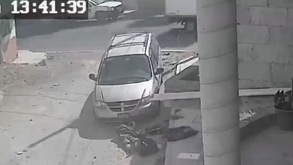 Camioneta estacionada antes de arrollar a un hombre en situación de calle en Tehuacán, Puebla.