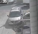 Camioneta estacionada antes de arrollar a un hombre en situación de calle en Tehuacán, Puebla.