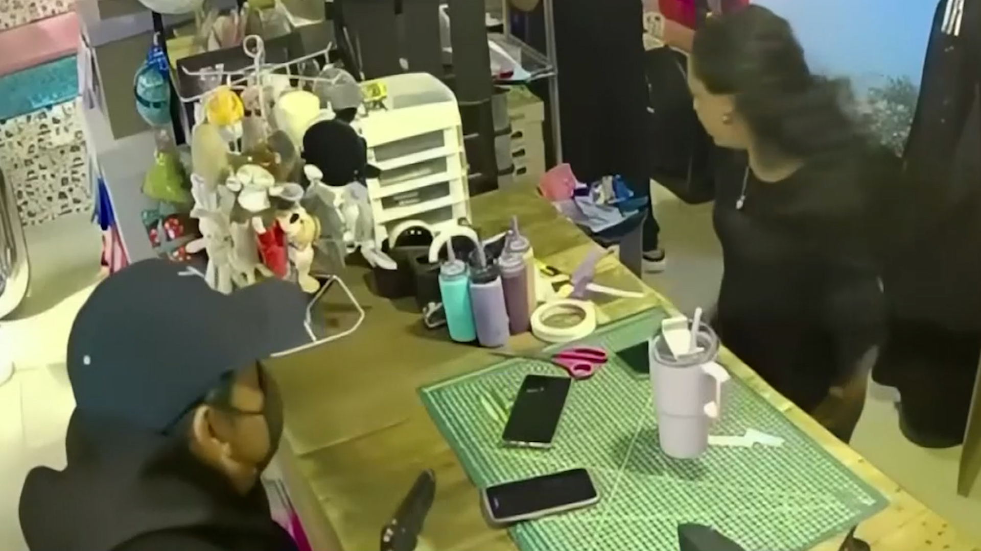 Tras el ataque a las empleadas, el hombre las obligó a desbloquear sus celulares antes de huir.