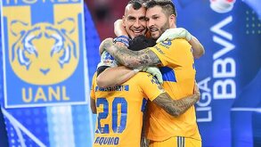 Nahuel Guzmán, André-Pierre Gignac y Javier Aquino celebrando el campeonato de 2023 ante Chivas.