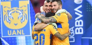 Nahuel Guzmán, André-Pierre Gignac y Javier Aquino celebrando el campeonato de 2023 ante Chivas.