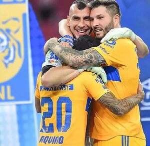 Nahuel Guzmán, André-Pierre Gignac y Javier Aquino celebrando el campeonato de 2023 ante Chivas.