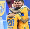 Nahuel Guzmán, André-Pierre Gignac y Javier Aquino celebrando el campeonato de 2023 ante Chivas.