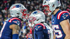Jugadores de los Patriotas durante su juego de Ronda de Comodines contra los Chargers.