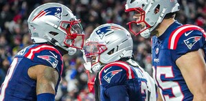 Jugadores de los Patriotas durante su juego de Ronda de Comodines contra los Chargers.