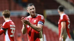 Ollie Clarke portando el gafete de capitán del Swindon Town.