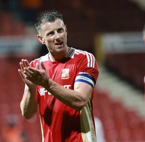 Ollie Clarke portando el gafete de capitán del Swindon Town.