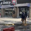 Oficiales de la Fiscalía de Jalisco al exterior de una tienda de cristalería con una camioneta blanca, un puesto callejero y una mujer caminando alrededor