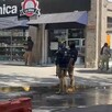 Oficiales de la Fiscalía de Jalisco al exterior de una tienda de cristalería con una camioneta blanca, un puesto callejero y una mujer caminando alrededor