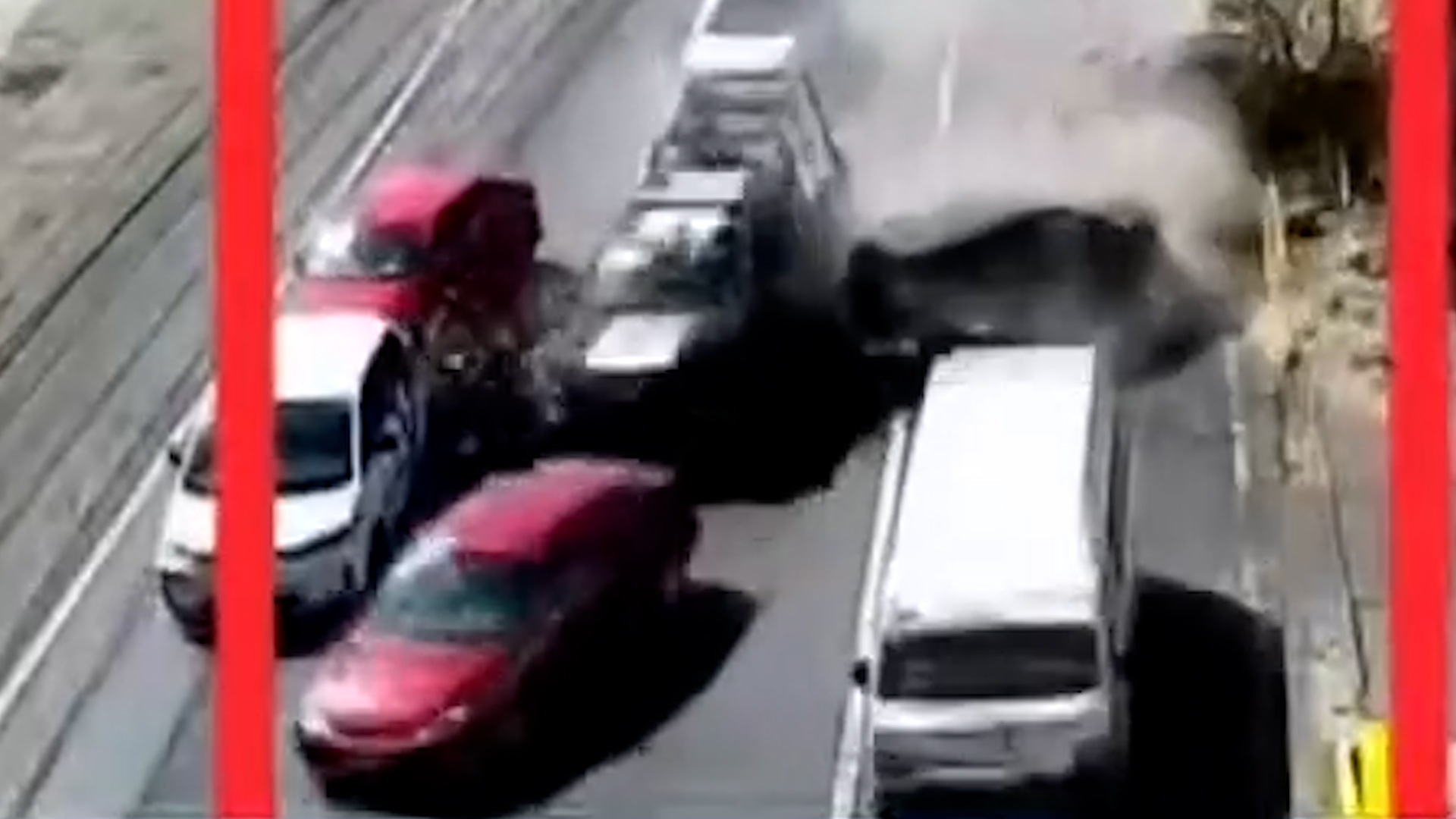 Cámaras captaron cómo un vendedor ambulante casi es atropellado. Se investiga si el oficial se quedó dormido.