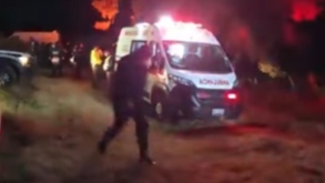 Policía camina junto a una ambulancia tras el asesinato de un hombre en Tlaxcala.