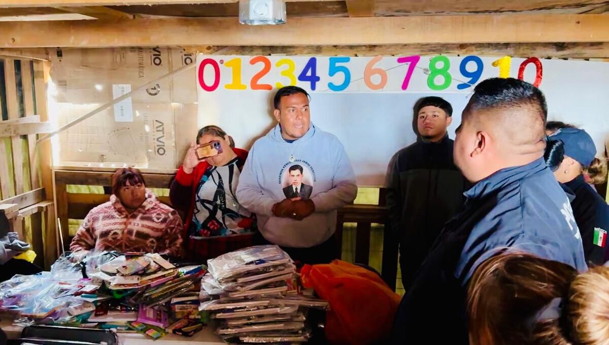 Policías de Torreón ayudando en las labores de la escuela