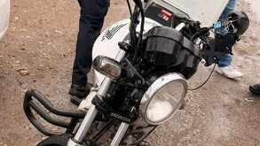 Motocicleta de un joven que fue impactado por un camión en Gómez Palacio.