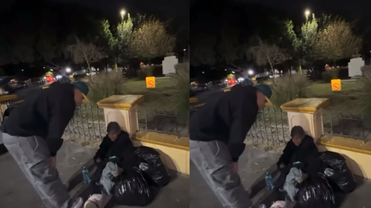 Rafael Martínez entregando ropa en el centro de Torreón.